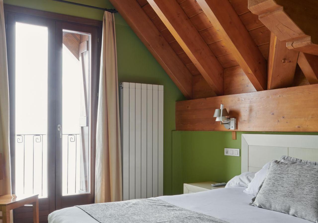 Apartahotel Tres Quinones Sallent de Gállego Exteriör bild