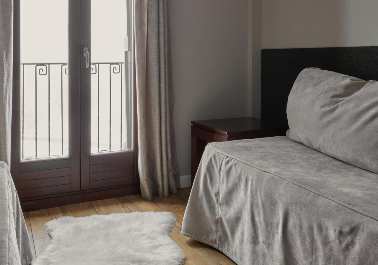 Apartahotel Tres Quinones Sallent de Gállego Exteriör bild