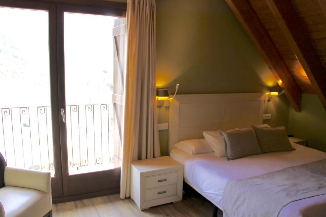 Apartahotel Tres Quinones Sallent de Gállego Exteriör bild