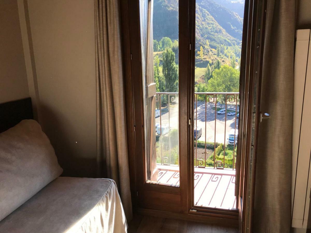 Apartahotel Tres Quinones Sallent de Gállego Exteriör bild