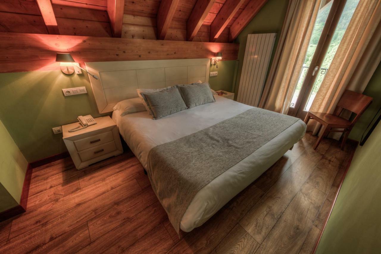 Apartahotel Tres Quinones Sallent de Gállego Exteriör bild
